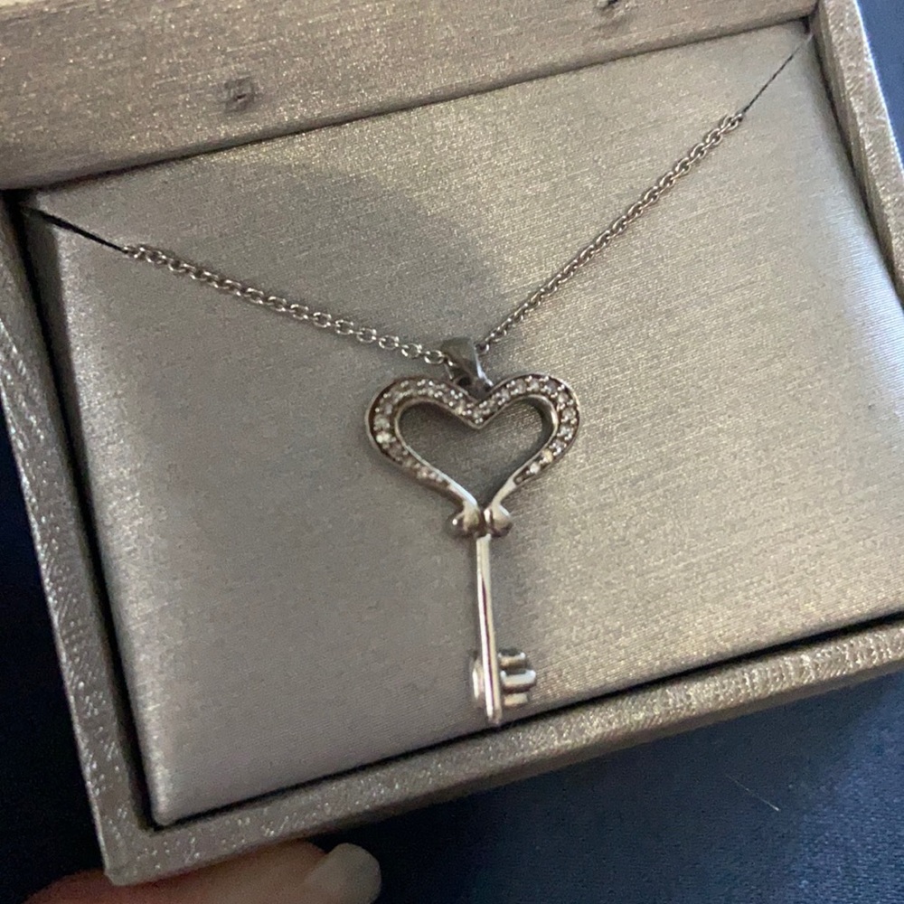 ZALES Key Heart Necklce